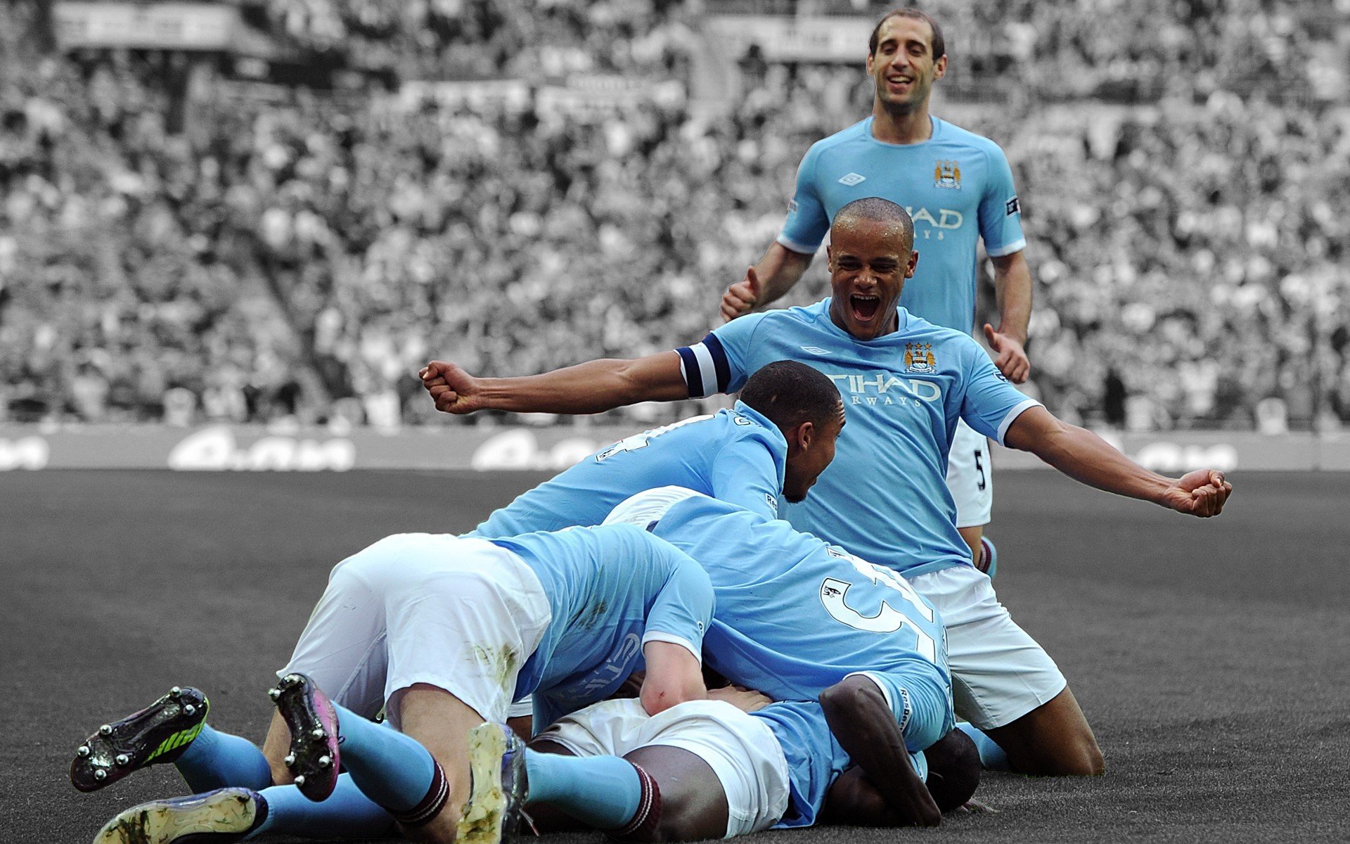开云体育官网-极速风暴席卷横滨，波兰三球完胜日本，凯恩领衔反击狂潮锁定B组出线权